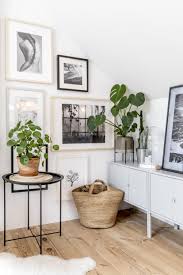 In diesem beitrag finden sie die unterschiedlichen möglichkeiten, sowie viele wertvolle tipps für eine schöne wohnzimmer deko. So Dekorieren Sie Mit Pflanzen Tipps Von Westwing Blog Colvin