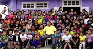 Zionnghaka chana o ziona chana, el jefe de una secta cristiana local que permite la poligamia, murió el domingo, dijo en un tuit zoramthanga, el ministro jefe de mizoram y que tiene un solo nombre. World S Largest Family Resides In India Abb Takk News
