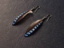 Elles vous permettent d'affirmer votre personnalité tout en vous différenciant. Boucles D Oreille En Plumes De Geai Bleues Et Acier Etsy Boucle D Oreille Plume Boucle D Oreille Boucles