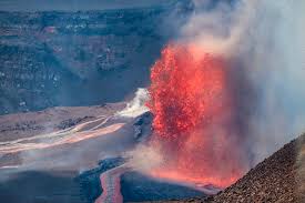 Hawaii's Kilauea volcano erupts again, shooting lava 500 feet into the sky  - CBS News