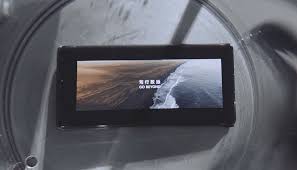 除了小米 mix 4 之外，有傳該系列還有 pro 版本，爆料顯示小米 mix 4 pro 將會採用全陶瓷機設計，機身表面沒有任何開孔。 同時它將搭載一塊 2k解像度的曲面屏，搭載驍龍 855 plus 處理器，最高支援 12gb ram + 1tb ufs 3.0 rom。 Osqozcii9zlilm