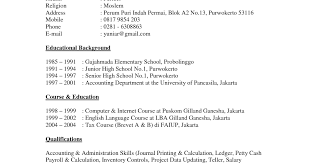 Format curriculum vitae bahasa inggris diatas juga bisa diterapkan selain melalui aplikasi doc atau word juga bisa digunakan untuk mengisi desain melalui coreldraw, photoshop atau melalui aplikasi desain lainnya. 27 Contoh Curriculum Vitae Bahasa Indonesia Format Word Calon Pekerja