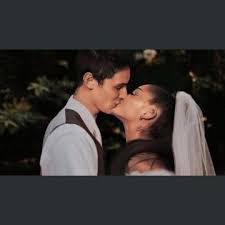 Ariana grande se casó en secreto y con solo 20 invitados. Una Boda Secreta Ariana Grande Se Caso Con Dalton Gomez Ella