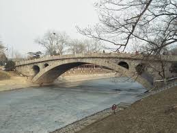 轻触赵州桥上的石镜_中新网_新疆新闻_新疆新闻网