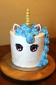 Per iniziare la preparazione della panna cotta unicorno, partite dalla base rosa. Torta Unicorno Decorata Con Panna E Pasta Di Zucchero Donnepasticcione