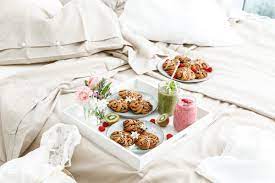 Junge liebevolle paare, die im bett frühstücken. Kuschlig Susses Fruhlings Fruhstuck Im Bett Faire Bettwasche Schwedische Zimtschnecken Blumen Unsere Lieblingssmoothies Meinleckeresleben Com