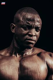 🔵 🔴 Ya mamfu ya « King Kong 🦍 », igiye guhiganwa mw'ihiganwa rya « Bras  de fer », yihinduye mw'ishusho y'umuntu 🤭 Ntimutangure gutinya! Uyu  arazinga. Ni umwe mu bigatanya vy'indyamunyu