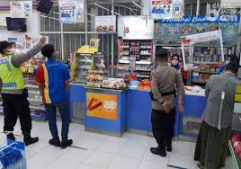 Cara melacak lokasi seseorang menggunakan aplikasi whatsapp. Datangi Minimarket Polisi Jombang Beri Imbauan 5m Beritajatim Com