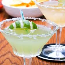 Double Tap If You Want One Of These Midori Margaritas For Margarita Monday Ingredients 1 1 2 Oz Blanco Tequila 1 Oz Mido In 2020 Margarita Blanco Tequila Margarita S