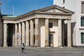 Das tor hat fünf durchfahrten, von denen die mittlere für die königliche kutsche gedacht ist und somit etwas breiter ist. Brandenburger Tor Berlin Mitte 1791 Structurae