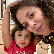 Bimba di 4 mesi e mezzo, ha iniziato a morsicarmi i capezzoli Non sono  morsetti ingenui, sono morsicate complete e di sfida quasi Ho provato a  dirle “Camilla no! Fai male alla