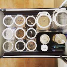 キッチンの収納で悩むことのひとつが 調味料の収納方法ではないでしょうか 液体 固体 粉末と種類や形状もいろいろあり サイズやパッケージも異なるので 整理して使い勝手良くしまうのにもアイデアが必要ですよね よく使うキッチンだからこそ 使い勝手はちろん