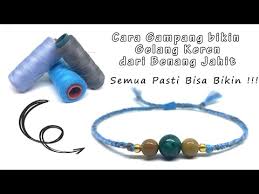 Ambil gelang berukuran tipis, lalu lilitkan dengan kawat berwarna keemasan dan silver. Cara Membuat Gelang Dari Benang Jahit Biasa Bisabo