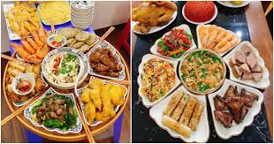 Một chiếc lọng màu đỏ có diềm vàng để che nắng che mưa; Frjw 2pn1hb1um