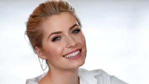 Ihr babybauch wird durch das enge sommerkleidchen gut in szene gesetzt. Lena Gercke Schwangeres Model Zeigt Home Workout In Instagram Story Panorama Stuttgarter Zeitung