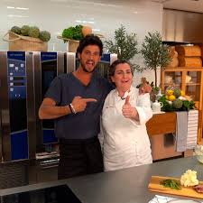 Es una red social de cocina y recetas de comida. Jorge Brazalez De Masterchef Y Pepa Munoz Son Los Nuevos Cocineros De Hola Cocina Tv
