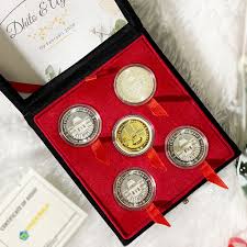 The dinar (/dɪˈnɑːr/) is the principal currency unit in several countries near the mediterranean sea, and its historical use is even more widespread. Kotak Mahar Dinar Dirham Box Koin Dinar Tempat Koin Dinar 5 Koin Shopee Indonesia