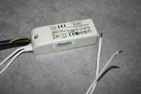 Dans le cas d'un téléviseur et d'un ordinateur récent, vous aurez peu de difficultés pour brancher votre pc à votre télé puisqu'ils devraient tout deux posséder une connectique hdmi qui. Faire Le Branchement D Un Spot Avec Transformateur 12v Et Ampoule Halogene