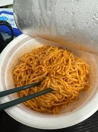 세계 최초 컵라면을 만든 회사가 만든 짝퉁 불닭볶음면 - 루리웹
