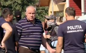 Procurorii si ofiterii veniti de la bucuresti au verificat iarasi casa si curtea lui gheorghe dinca, dar si imprejurimile. Crimele Din Caracal Ziua 93 Pistele False Din Cazul Lui Gheorghe DincÄƒ Evenimentul Zilei