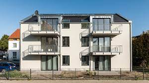 Ein mehrfamilienhaus , auch mehrfamilienwohnhaus, ist ein wohngebäude, das für mehrere familien beziehungsweise nutzer oder mietparteien konzipiert ist. Neubau Mehrfamilienhaus Mit Gewerbe Ezeit Ingenieure Gmbh