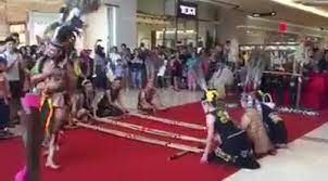 Wanita iban memakai kain sarung yang dipanggil bidang. Permainan Tradisional Masyarakat Ruai Randau Sarawak