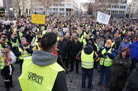 März 2020, 15.00 bis 18.00 uhr schlossplatz stuttgart. Diesel Demo In Stuttgart 1200 Demonstranten Auf Dem Wilhelmsplatz Stuttgart Stuttgarter Nachrichten