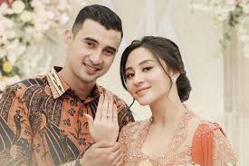 Baju sma juga cantik kecantikan sekolah sma. Pamer Cincin Ali Syakieb Resmi Tunangan Dengan Margin Wieheerm