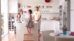 Kid Friendly Kitchens Design De Salle De Sejour Ilot De Cuisine Moderne Petite Cuisine Avec Ilot