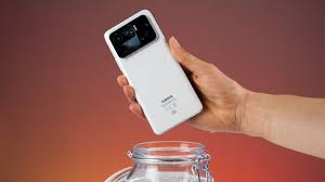 The giant camera bump makes the phone unwieldy, and not only does the rear display not bring any important features, we also found it got in the way frequently. Xiaomi Mi 11 Ultra Die Beste Smartphone Kamera Der Welt
