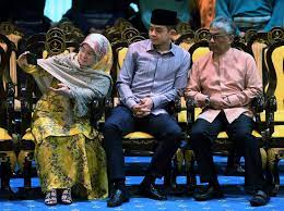 His full name with official title is duli yang amat mulia tunku ismail ibni sultan ibrahim, or in english t. Penangan Tengku Hassanal Ramai Gadis Sanggup Cuba Durian Belajar Masak Patin Tempoyak Penuhi Ciri Menantu Pilihan Tunku Azizah Viral Mstar