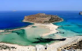 Plaja este cunoscuta pentru nisipul fin, apa curata cu foarte putine valuri si multitudinea de terase si restaurante.exista zone de plaja amenajate cu umbrele si. Top 10 Cele Mai Frumoase Plaje Din Grecia EdiÈia 2018