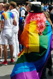 Logo pošty se u příležitosti srpnového festivalu zbarví do barev duhové vlajky a na největších pobočkách budou po měsíc k dispozici duhové balíky. Prague Pride Stumbling Upon The Parade And Afterparty In Letna Park