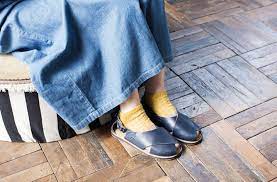 スポーツサンダルやコンフォートサンダル ナチュラルなレザーサンダルのほかヒール付きサンダルでも 靴下 をあわせる夏の足元が新定番に 夏こそ温めたい足先の冷え対策にも ぜひご参考ください レザーサンダル 靴下 サンダル サンダル コーデ