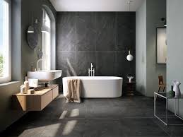 È la collezione di piastrelle bagno che reinterpreta il marmo, un classico dei rivestimenti per bagni, in chiave moderna e contemporanea. Gres Porcellanato Effetto Pietra Lavagna Blackstone Naturale 75x150 Rettificato Modern Bathroom Design Slate Interior Design Bathroom Renovations