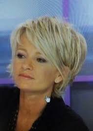 Nouveaux Chignons Pour Cheveux Courts Avec Une Frange En 2020 Coupes De Cheveux Sophie Davant Coiffures Cheveux Courts