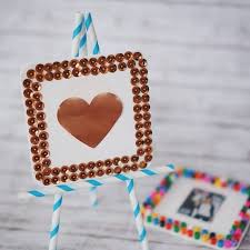 U P C Y C L I N G Aus Einem Bierdeckel Pailletten Und Kupferblech Kann Man Eine Susse Leinwand Basteln Vielleicht Eine Idee Fur Den Nac Home Decor Frame Decor