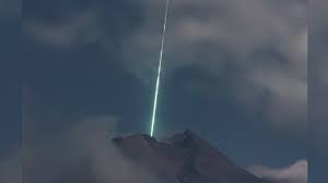 Check spelling or type a new query. Fotografo Capta El Momento En Que Meteorito Cae En Crater De Volcan Cnn Video