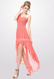 Cette robe est beaucoup plus habillée que la robe courte et à donc naturellement sa place pour un cocktail ou une soirée entre amis. Robe De Cocktail Corail Asymetrique Avec Une Touche Sexy
