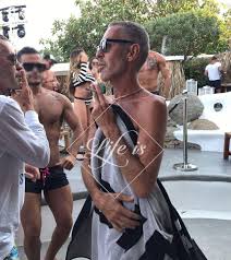 Σύμφωνα με πληροφορίες από αστυνομικές πηγές ζευγάρι που είχε διαγνωστεί με κορωνοϊό και βρισκόταν σε. Symbainei Twra Oi Dsquared Glentane Sth Mykono Life Is