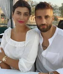 Her fırsatta birbirlerini çok sevdiklerini söyleyen ebru şancı ile alparslan öztürk bu sırada öpüşmeyi de ihmal etmedi. Ebru Sanci Dan Ciplak Fotograflari Icin Unlu Gazeteci Hakkinda O Eskiden Kaldi Sikayeti Alpaslan Ozturk Un Esi Ebru Sanci Takvim