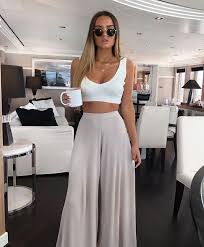 Mor renk kültürel geçmişimiz boyunca hep zarafet ve zenginlikle özdeşleştirilmiştir. Etek Pantolon Uzerine Ne Giyilir Tarz Kadin