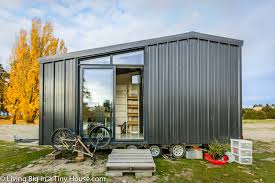 Ideas for building and living well in less than 400 square feet by ryan mitchell paperback $20.12. Architect Builds Incredible Off The Grid Tiny Home To Avoid High House Prices Living Big In A Tiny House Tiny Home Living