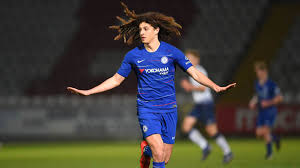 Ich könnte mir die antwort schon vorstellen, und zwar deine haare. Rb Leipzig Leiht 18 Jahre Alten Waliser Ampadu Aus Sportbuzzer De