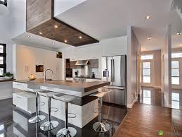 Quelle Belle Cuisine Contemporaine Magnifique Ce Plafond En Bois Rustique Avec Ces Armoires Blanches Moder Cuisine Moderne Cuisine Contemporaine Belle Cuisine