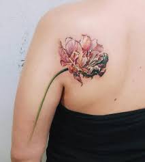 Tatouage fleur epaule tatouage hibiscus tatouage hawaïen tatouage amoureux tatouage floral tatouages de fleurs d'hibiscus dessins de fleurs pour tatouage ▷1001+ idées de tatouage de fleur et quelle est sa signification. Idees De Tatouage Fleur Pour Femme 100 Photos Tatouez