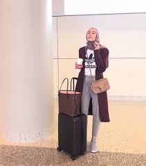 What To Wear As A Hijabi Traveler Di 2020 Model Pakaian Hijab Model Pakaian Pakaian Wanita