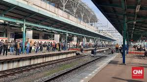 Check spelling or type a new query. Kasus Jakarta Melonjak Penumpang Krl Tetap Padat