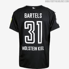 Nach einer starken ersten hälfte hatten die kiezkicker auch im zweiten durchgang alles im griff und bauten ihre führung aus. Getragen Gegen Bayern Munchen Sondertrikot Von Holstein Kiel 2021 Veroffentlicht Nur Fussball