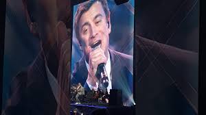 De zaal werd zwaar gehavend in de tweede. Niels Destadsbader Boven De Wolken Sportpaleis 2019 Youtube